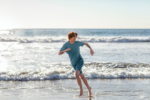 Jeune adulte courant près du bord de mer