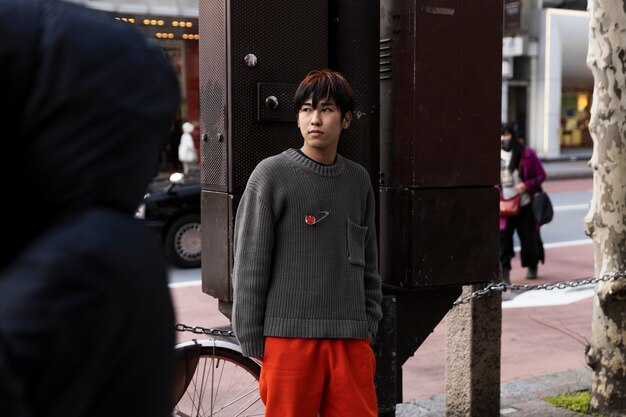 Jeune adulte dans les rues de Tokyo