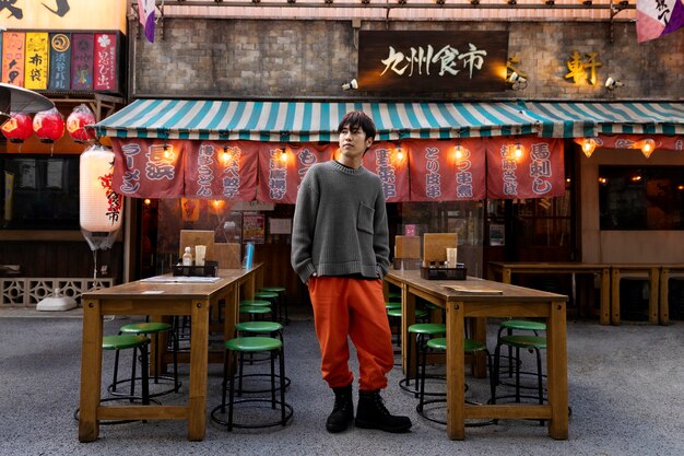 Jeune adulte dans les rues de Tokyo