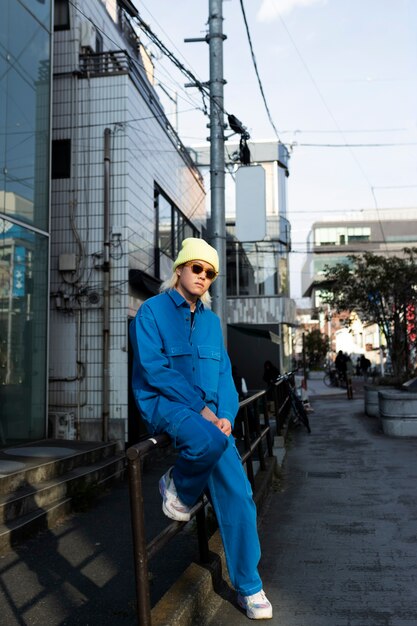 Jeune adulte dans les rues de Tokyo