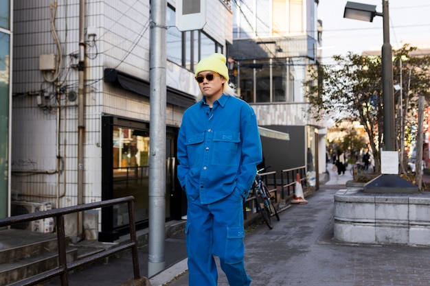 Jeune adulte dans les rues de Tokyo