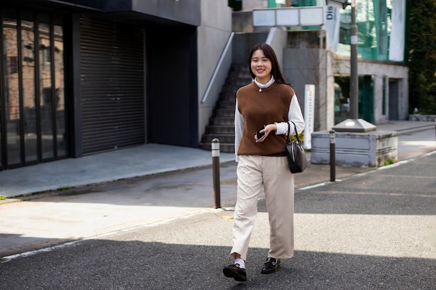 Jeune adulte dans les rues de Tokyo