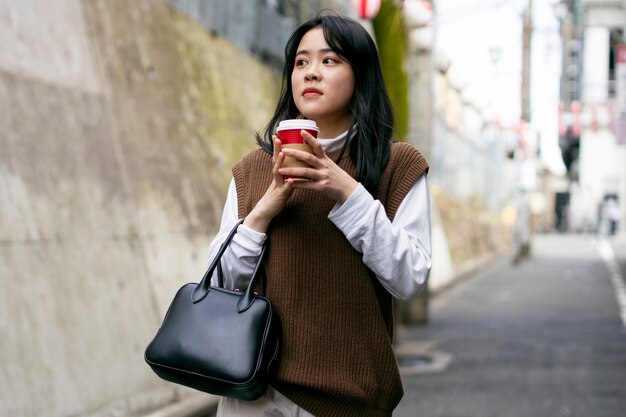 Photo gratuite jeune adulte dans les rues de tokyo