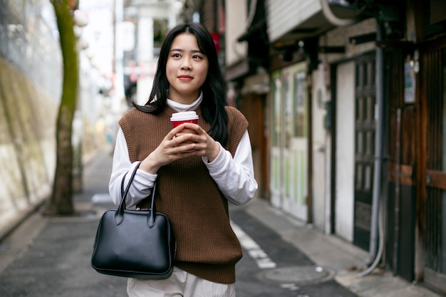 Jeune adulte dans les rues de Tokyo