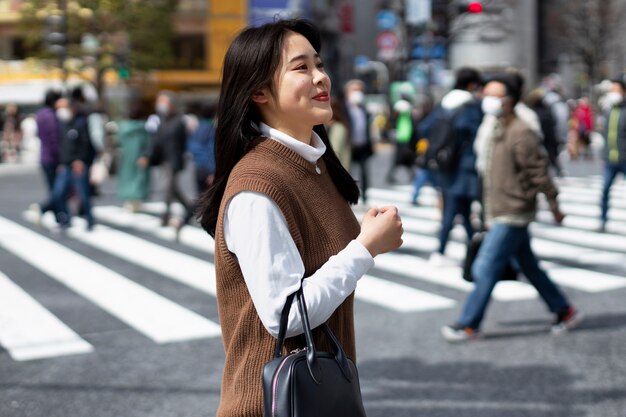 Jeune adulte dans les rues de Tokyo