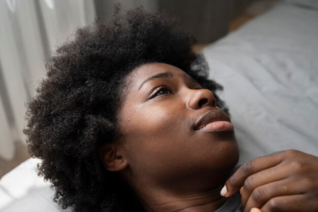 Jeune adulte déprimé à la maison