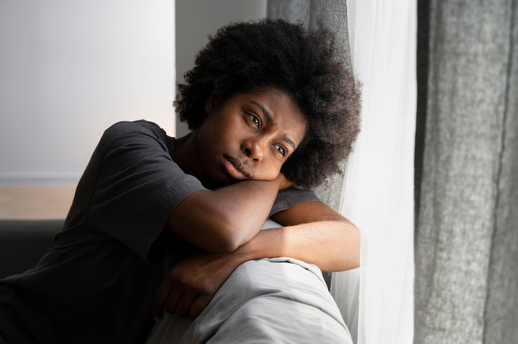 Photo gratuit jeune adulte déprimé à la maison