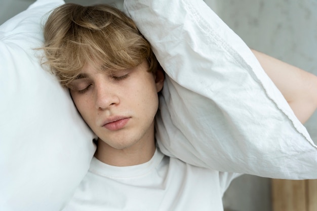 Jeune adulte dormant autour de la maison