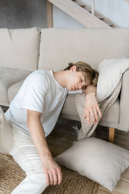 jeune adulte, dormir, sur, divan
