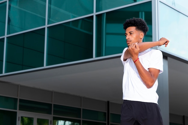 Photo gratuite jeune adulte faisant du fitness en plein air