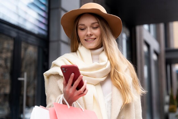 Jeune adulte faisant du shopping dans la ville