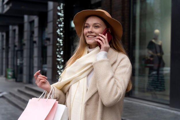 Jeune adulte faisant du shopping dans la ville