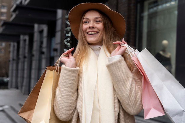 Jeune adulte faisant du shopping dans la ville