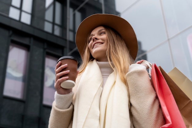 Jeune adulte faisant du shopping dans la ville