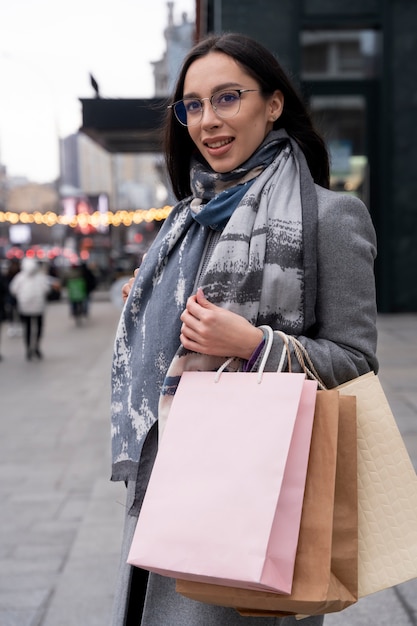 Jeune adulte faisant du shopping dans la ville