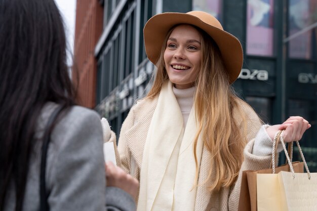 Jeune adulte faisant du shopping dans la ville