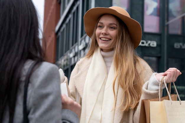 Jeune adulte faisant du shopping dans la ville