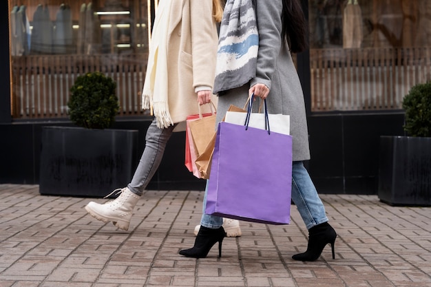 Jeune adulte faisant du shopping dans la ville