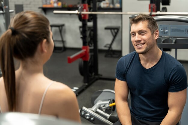 Jeune adulte faisant du sport en salle à la salle de sport