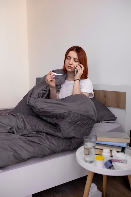 Jeune adulte à la maison souffrant de maladie