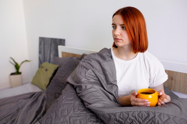 Photo gratuite jeune adulte à la maison souffrant de maladie