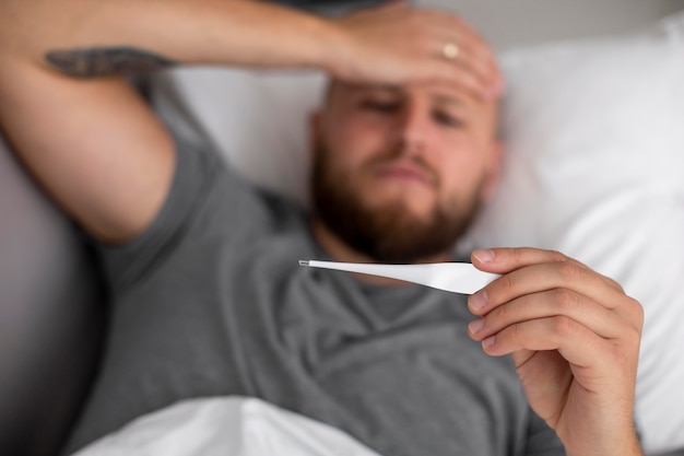 Photo gratuite jeune adulte à la maison souffrant de maladie