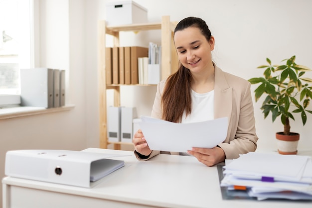 Jeune adulte organisant des documents