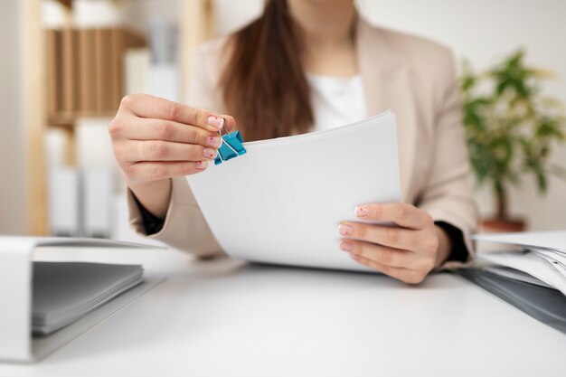 Jeune adulte organisant des documents