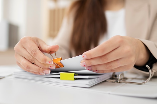 Jeune adulte organisant des documents