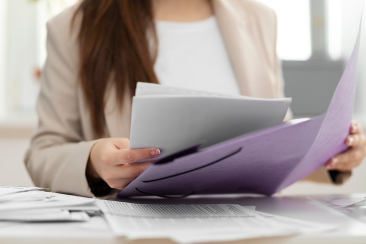 Photo gratuit jeune adulte organisant des documents