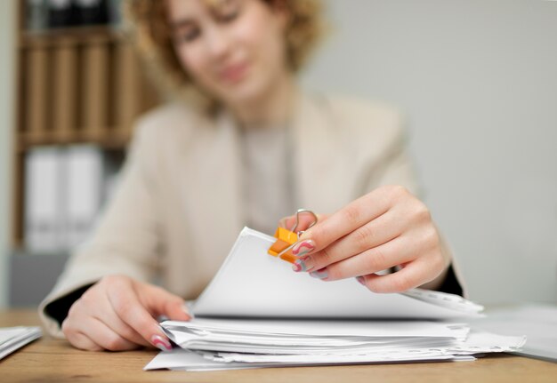 Jeune adulte organisant des documents