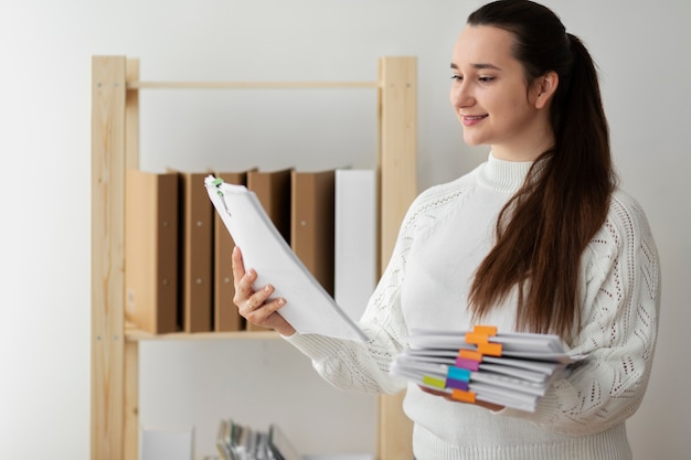 Jeune adulte organisant des documents