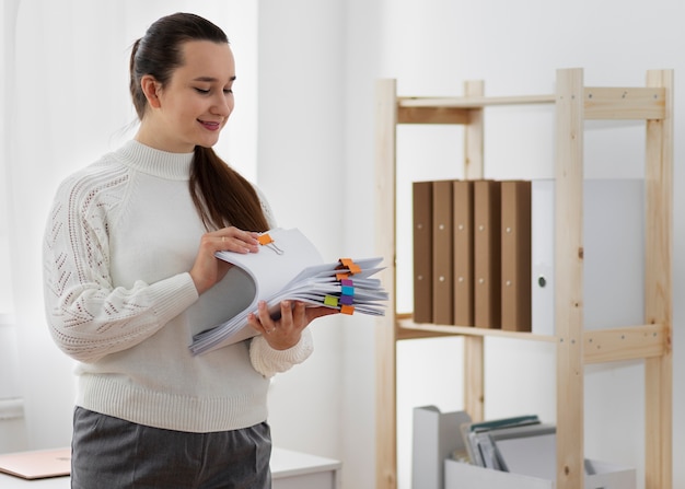 Jeune adulte organisant des documents