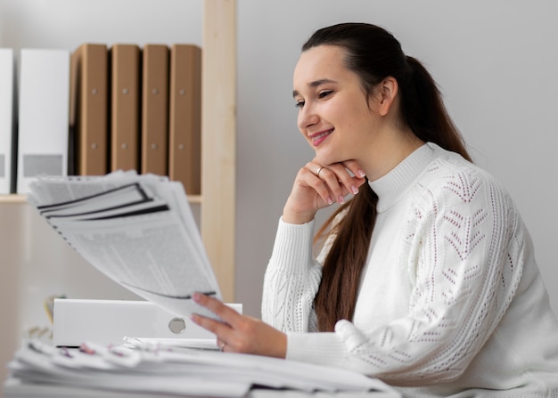 Jeune adulte organisant des documents