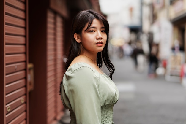 Photo gratuite jeune adulte passant du temps ensemble dans la ville