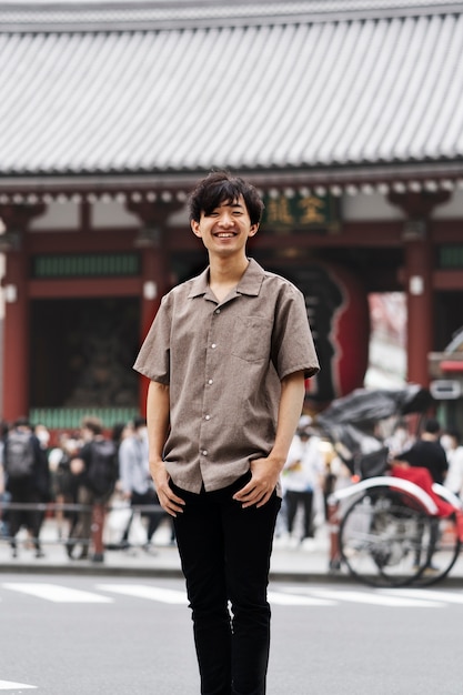 Photo gratuite jeune adulte passant du temps ensemble dans la ville