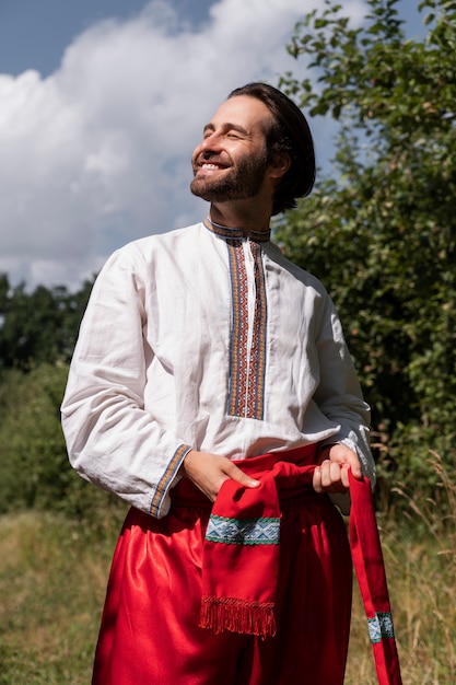 Photo gratuite jeune adulte portant un costume de danse folklorique