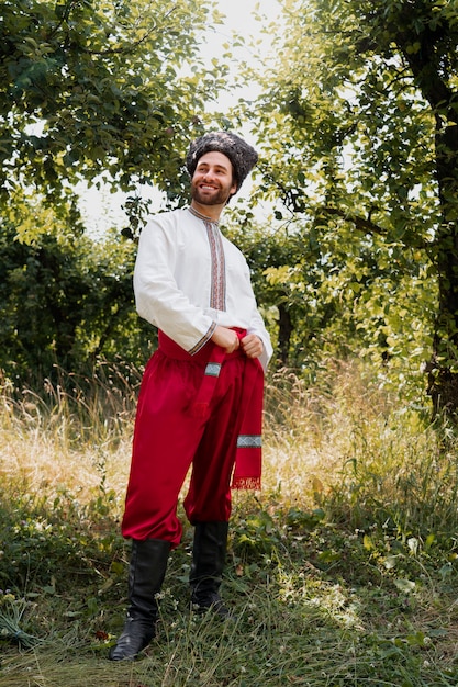 Jeune adulte portant un costume de danse folklorique