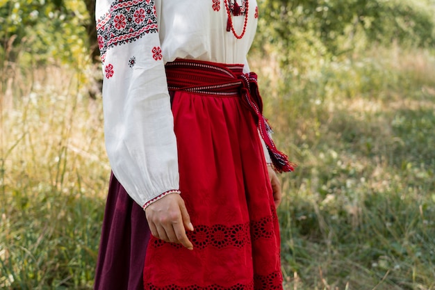 Jeune adulte portant un costume de danse folklorique