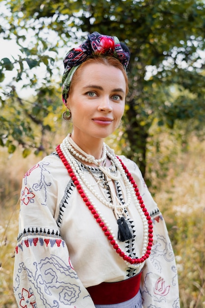 Photo gratuite jeune adulte portant un costume de danse folklorique