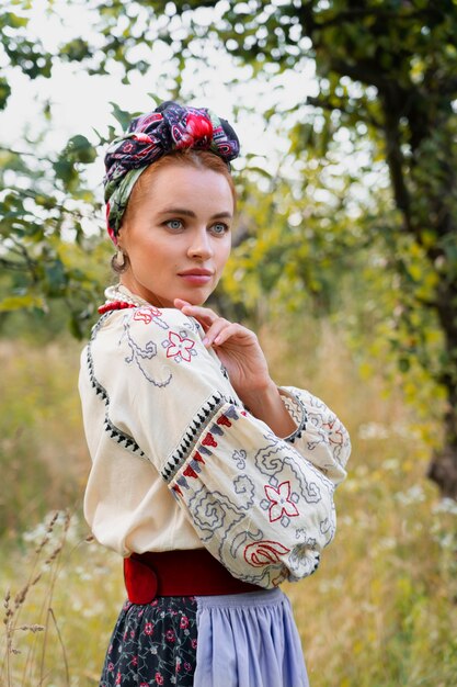 Jeune adulte portant un costume de danse folklorique