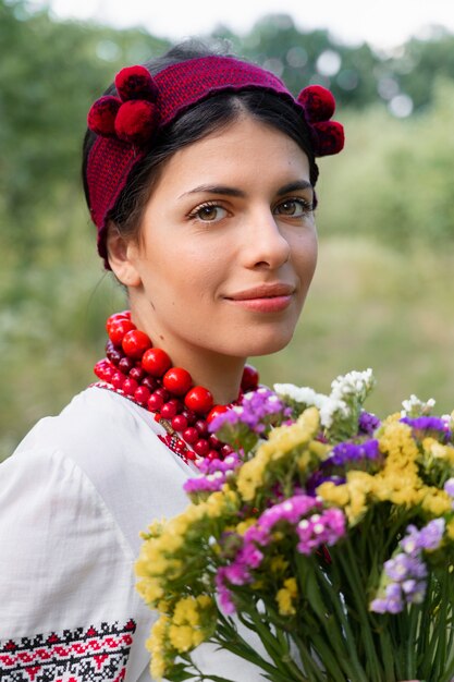 Jeune adulte portant un costume de danse folklorique