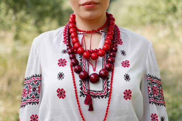 Jeune adulte portant un costume de danse folklorique