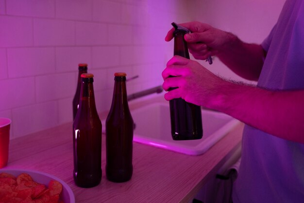 Jeune adulte préparant des boissons pour le beer pong