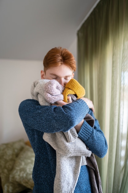 Jeune adulte prêt à tricoter à la maison