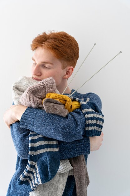Jeune adulte prêt à tricoter à la maison