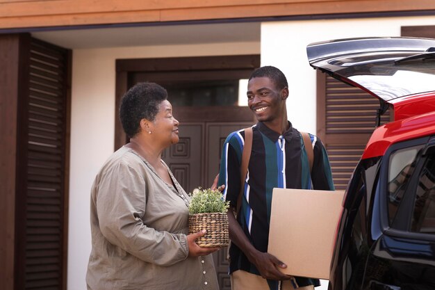 Jeune adulte quittant la maison de ses parents