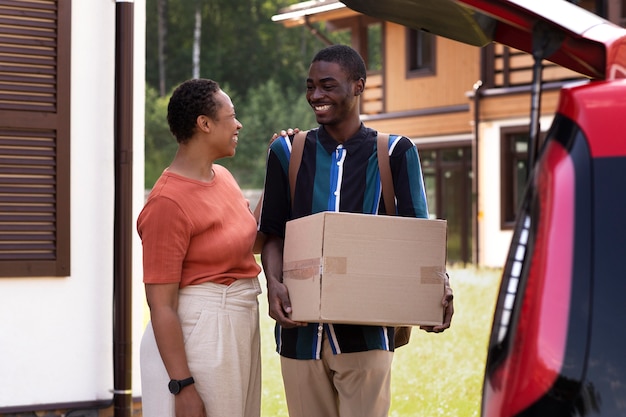 Jeune adulte quittant la maison de ses parents