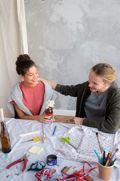 Jeune adulte réutilisant du tissu