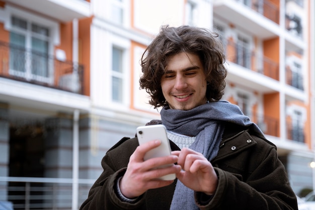 Jeune adulte s'amusant avec des amis